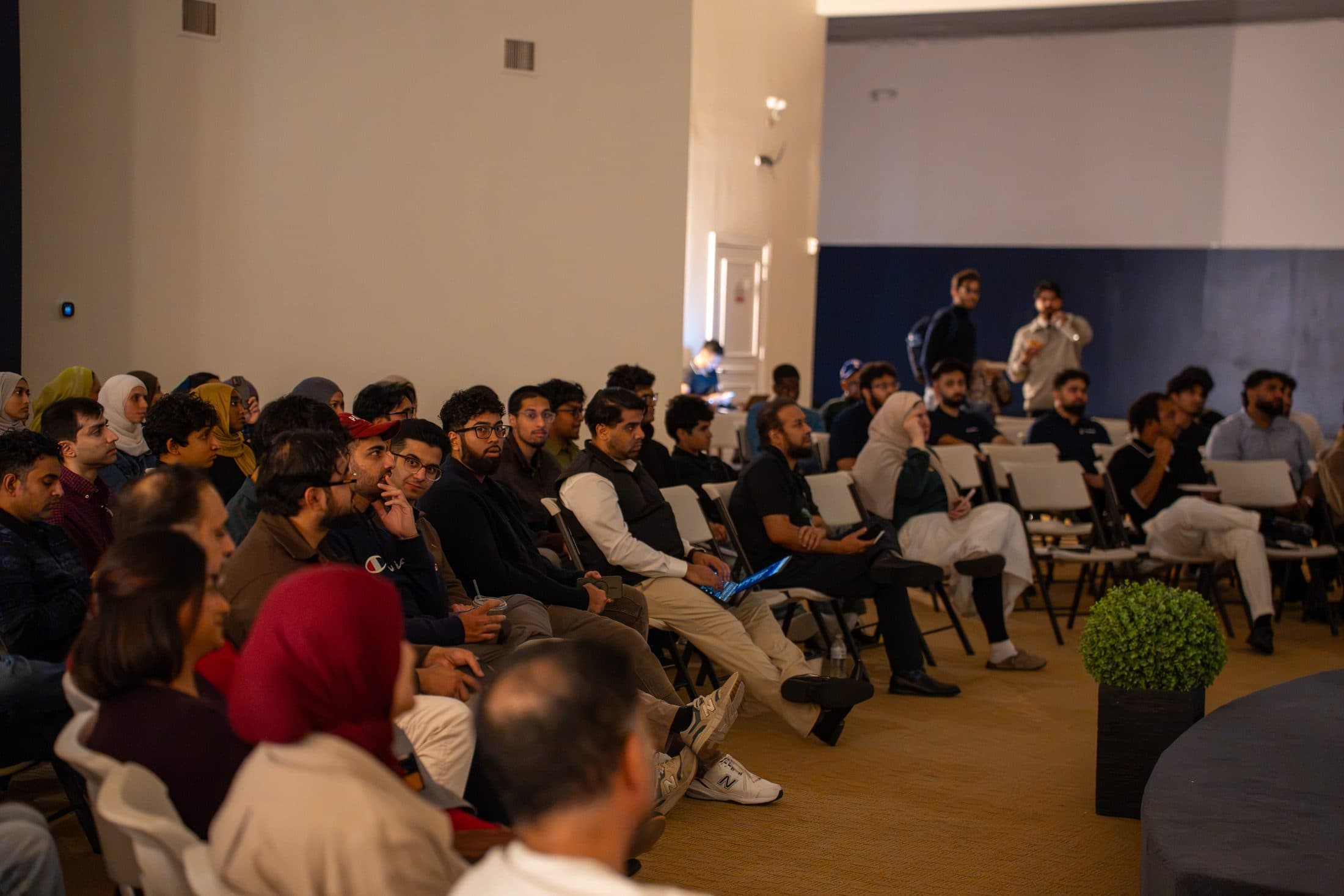 The hall from the side, every row of chairs full